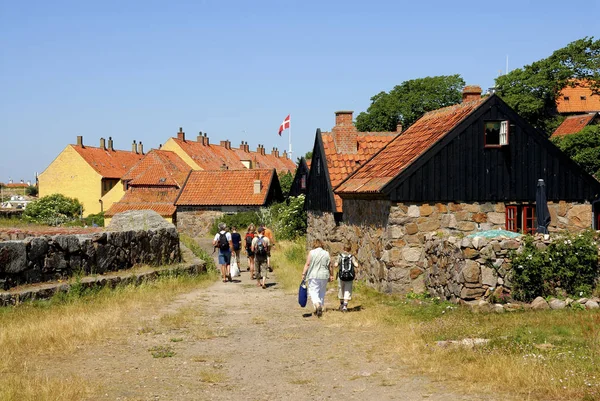 Baltık Denizi Avrupa 'sında Bornholm adası yakınlarındaki Christiansoe Kalesi' ndeki sokak ve binalar.