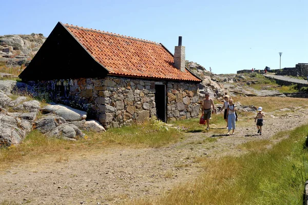 丹麦波罗的海伯恩霍尔姆岛附近的克里斯琴索堡海军基地的家人 — 图库照片