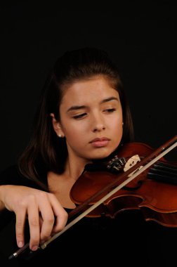 Genç, güzel bayan kemancı.