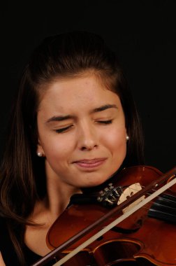 Genç, güzel bayan kemancı.