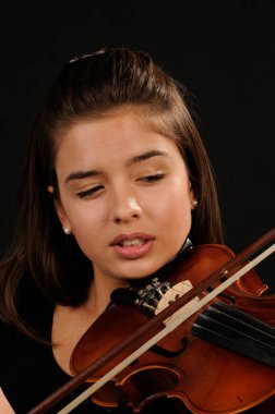 Genç, güzel bayan kemancı.