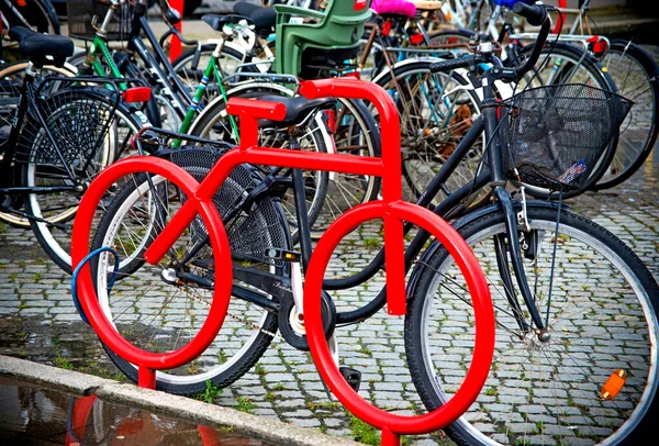 Czerwony Symbol Parkingu Rowerowym Ystad Szwecja Skandynawia — Zdjęcie stockowe