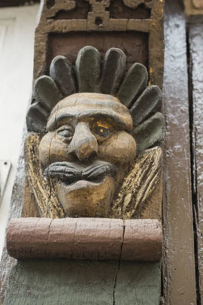 Hans Raffns 'ın Orta Çağ' dan kalma evinin ahşap kirişlerine, Ystad, İskandinavya, İsveç, İskandinavya, Avrupa 'daki melek evine oyulmuş yüz.