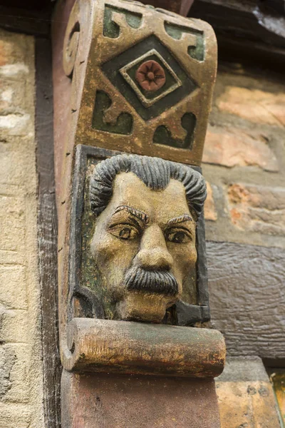 Hans Raffns 'ın Orta Çağ' dan kalma evinin ahşap kirişlerine, Ystad, İskandinavya, İsveç, İskandinavya, Avrupa 'daki melek evine oyulmuş yüz.