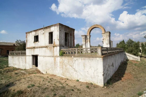 Byggnader och anläggningar på territoriet av St. Grigoriev Bizyukov ortodoxa kloster — Stockfoto