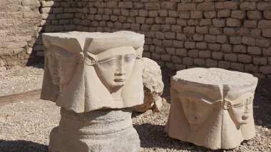 Kule parçası - tanrıça Hathor başkanı-Dendera tapınağa karmaşık, Mısır