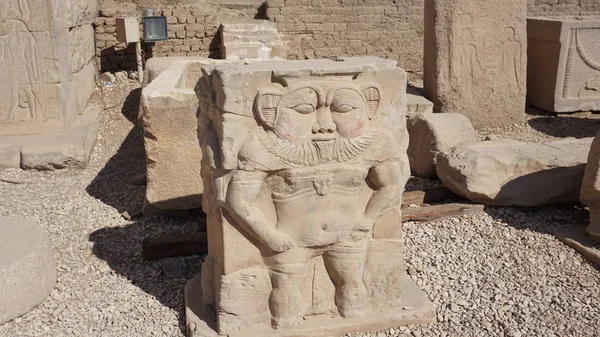 The statue of the ancient Egyptian deity Bes (Beza) on the territory of the Temple of Hathor Goddess complex in Dandara, Egypt — Stock Photo, Image