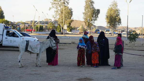 Haberlerinizi (kadınlar ve çocuklar), Hurghada, Mısır — Stok fotoğraf