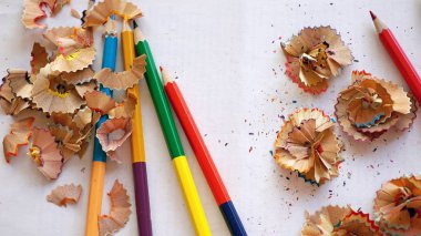 çizmek için renkli kalemler