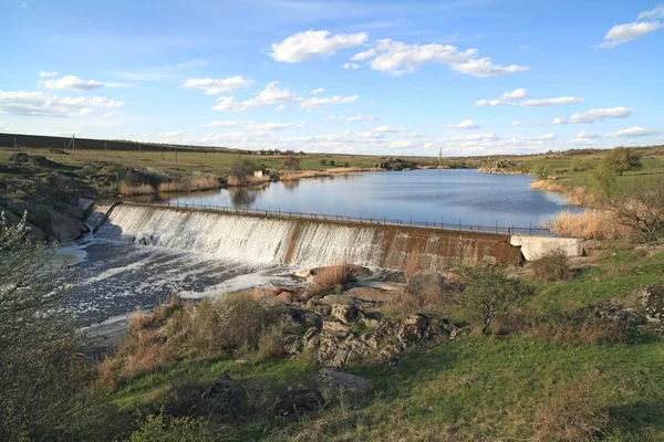 The dam on the river Mertvovod in Voronivka village of Mykolaiv region, Ukraine — Stock Photo, Image