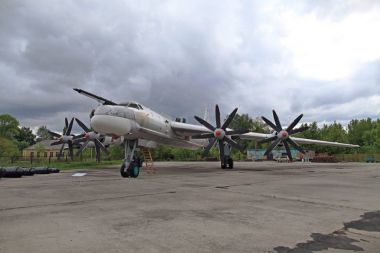 Tu-95ms (ayı). Sekiz kişilik tüm metal duran yüksek kanat kanatlar ve üç-sonrası geri çekilebilir iniş takımı'nda bulunan dört turboprop motorlar ile. Stratejik bombardıman uçağı. Poltava uzun menzilli Havacılık Müzesi. 