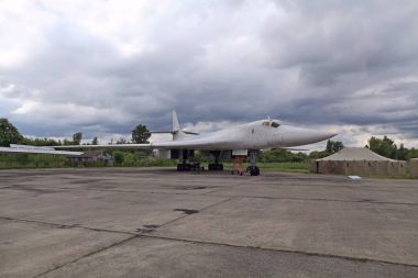 Tu-160 (göre Nato sınıflandırma - Blackjack) - değişken süpürme kanat ile süpersonik stratejik bombardıman