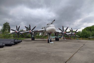 Tu-95ms (ayı). Sekiz kişilik tüm metal duran yüksek kanat kanatlar ve üç-sonrası geri çekilebilir iniş takımı'nda bulunan dört turboprop motorlar ile. Stratejik bombardıman uçağı. Poltava uzun menzilli Havacılık Müzesi. 