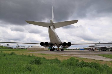 Tu-160 (göre Nato sınıflandırma - Blackjack) - değişken süpürme kanat ile süpersonik stratejik bombardıman