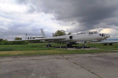 Tu - 16k (porsuk) - Sovyet ağır iki motoru çok amaçlı jet uçağı. Şehir Poltava, Ukrayna'da uzun menzilli Havacılık Müzesi'nde yer alan.