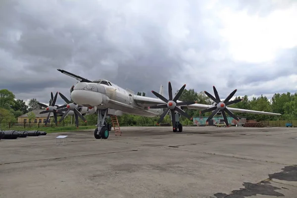 TU-95MS (BEAR). The eight-seater all-metal freestanding high-wing with four turboprop engines located in the wings and a three-post retractable landing gear. Strategic bomber. The Poltava Long-Range Aviation Museum. — Stock Photo, Image