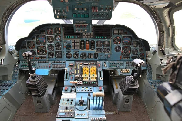 ห้องโดยสาร Tu-160 (ตามการจําแนกนาโต้ แบล็คแจ็ค) ระเบิดกลยุทธ์ซูเปอร์โซนิคที่มีปีกกวาดตัวแปร — ภาพถ่ายสต็อก