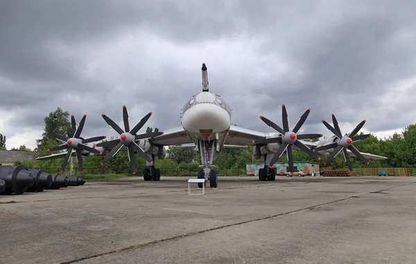 TU-95MS (BEAR). The eight-seater all-metal freestanding high-wing with four turboprop engines located in the wings and a three-post retractable landing gear. Strategic bomber. The Poltava Long-Range Aviation Museum. — Stock Photo, Image