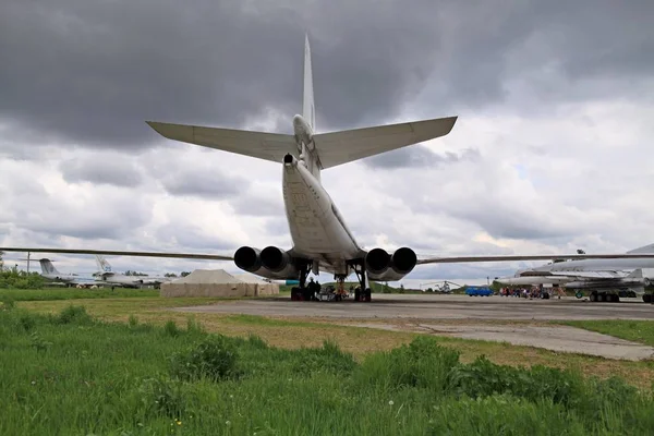 Tu-160 (According to NATO classification - Blackjack) - Supersonic strategic bomber with variable sweep wing — Stock Photo, Image