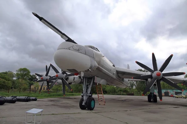 TU-95MS (BEAR). El ala alta independiente de ocho plazas totalmente metálica con cuatro motores turbohélice ubicados en las alas y un tren de aterrizaje retráctil de tres postes. Bombardero estratégico. Museo de Aviación de Largo Alcance de Poltava . —  Fotos de Stock