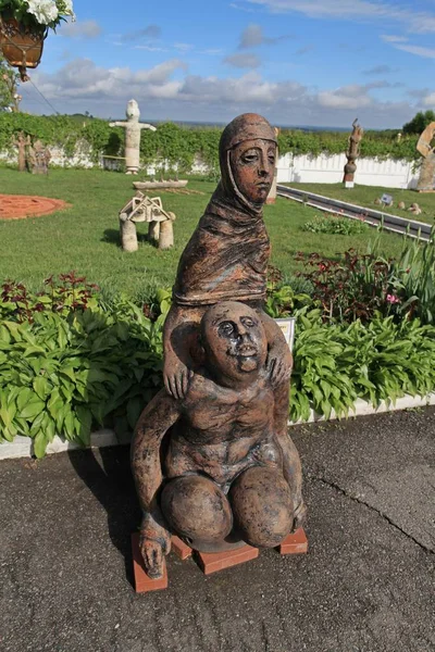 "Eve giden yol" heykel. Koruma Ulusal Müzesi Opishne Köyü yakınındaki Poltava Ukrayna çömlek sergiler — Stok fotoğraf