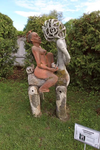 Escultura "Love Centaur" de Philip Chornobrov. Exposiciones del Museo Nacional de Preservación de la Cerámica Ucraniana en el pueblo de Opishne cerca de Poltava — Foto de Stock