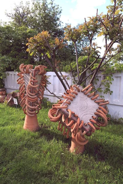 Socha "Tři stromu" Taras Gipp. Exponáty z národní muzeum zachování ukrajinské keramiky v obci Opishne u Poltavy — Stock fotografie