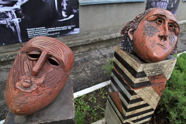 Vasyl Bodnarchuk socha "Dialog". Exponáty z národní muzeum zachování ukrajinské keramiky v obci Opishne u Poltavy — Stock fotografie