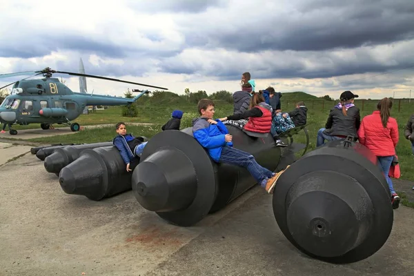 Kinderen zitten op de luchtvaart bommen in het verre Luchtvaartmuseum in Poltava, Oekraïne — Stockfoto