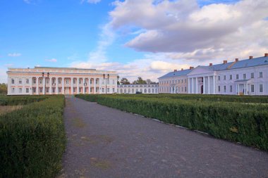 Potocki Sarayı, Tulchin, Vinnitsa bölgesi, Ukrayna, 18. yüzyılın ikinci yarısı. Sarayın sahibi Stanislav-Schenitsky-Pototsky, 2. Rus İmparatoriçesi Catherine 'in hizmetine gitti ve Polonya' da hain ilan edildi..