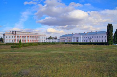 Potocki Sarayı, Tulchin, Vinnitsa bölgesi, Ukrayna, 18. yüzyılın ikinci yarısı. Sarayın sahibi Stanislav-Schenitsky-Pototsky, 2. Rus İmparatoriçesi Catherine 'in hizmetine gitti ve Polonya' da hain ilan edildi..