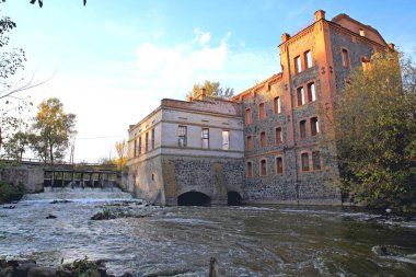 Ukrayna 'nın Vinnytsia bölgesindeki Pechora, Tulchyn kasabasındaki Potocki Mill' in kalıntıları 1899 yılında Kont K. Potocki 'nin emriyle inşa edilmiştir. Projenin yazarı yetenekli mimar Jan Goyrich 'ti..