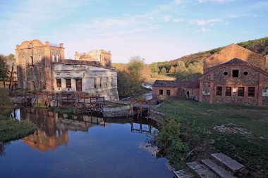 Ukrayna 'nın Vinnytsia bölgesindeki Pechora, Tulchyn kasabasındaki Potocki Mill' in kalıntıları 1899 yılında Kont K. Potocki 'nin emriyle inşa edilmiştir. Projenin yazarı yetenekli mimar Jan Goyrich 'ti..