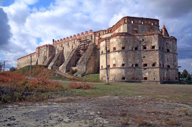 Medzhybozh Şatosu, Güney Böcek Nehri 'nin üst kesimlerinde, Buzhok Nehri' nin kesiştiği noktada, Khmelnitsky şehrinin 30 kilometre doğusunda ve M-12 karayolunun 4 kilometre kuzeyinde yer alan bir şato..
