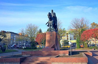 Ternopol, Ukrayna manzarası. Galiçya-Volyn Prensi Danilo Galitsky 'nin anıtı 2002 yılında Özgürlük Meydanı' ndaki Ternopol 'ün merkezine dikildi. Daha önce Pilsudski ve Lenin anıtları vardı..