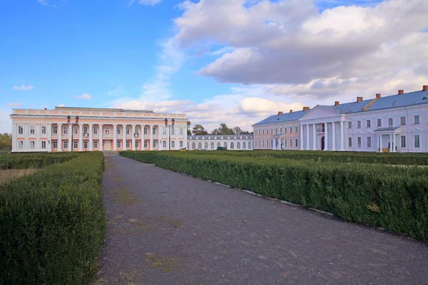 Potocki Sarayı, Tulchin, Vinnitsa bölgesi, Ukrayna, 18. yüzyılın ikinci yarısı. Sarayın sahibi Stanislav-Schenitsky-Pototsky, 2. Rus İmparatoriçesi Catherine 'in hizmetine gitti ve Polonya' da hain ilan edildi..