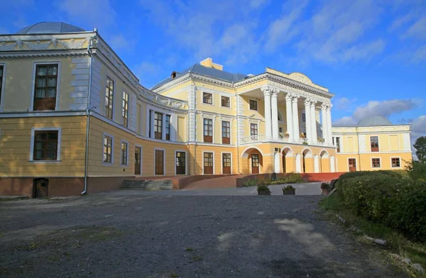 三层楼高的Groholsky宫 是航空博物馆的所在地 莫扎斯基 滑翔机的发明者 这座宫殿建于十八世纪70年代 乌克兰文尼察区沃罗诺韦齐亚市 — 图库照片