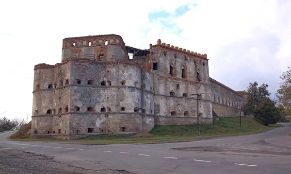 Medzhybozh城堡 Medzhybozh Castle 是一座城堡 位于南布格河上游的Medzhibozh村 与赫梅利尼茨基市以东30公里 12公路以北4公里处的Buzhok河汇合处 — 图库照片
