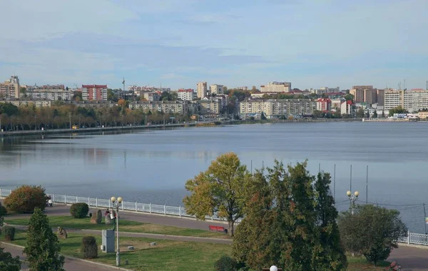 堤防からウクライナのテルノピルの中心部の湖への眺め 市内最大の貯水池と魅力はテルノーピル湖であり セレー川沿いにある — ストック写真