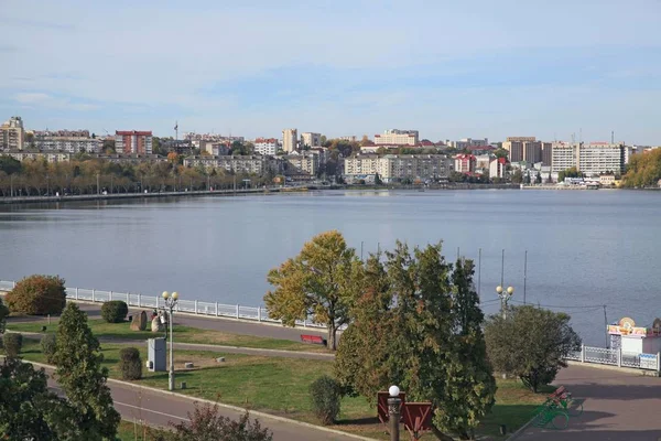 堤防からウクライナのテルノピルの中心部の湖への眺め 市内最大の貯水池と魅力はテルノーピル湖であり セレー川沿いにある — ストック写真