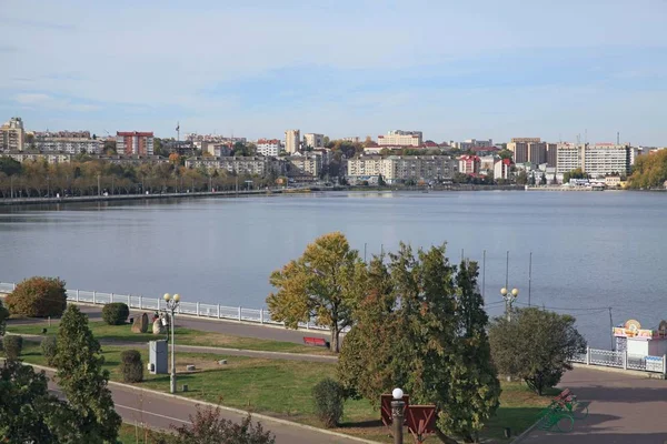 Ternopil, Ukrayna 'nın göl kenarından göle bakın. Şehrin en büyük rezervuarı ve cazibesi Seret Nehri üzerinde bulunan Ternopil Gölü 'dür..