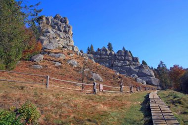 Tustan, Lviv bölgesinin Skole bölgesinde yer alan Ukrayna Karpatları 'nda (Doğu Beskids) bulunan antik bir Rus kaya savunma kompleksi olan 9. yüzyılın ortaçağ kaya kalesi ve gelenekleridir., 