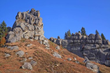 Tustan, Lviv bölgesinin Skole bölgesinde yer alan Ukrayna Karpatları 'nda (Doğu Beskids) bulunan antik bir Rus kaya savunma kompleksi olan 9. yüzyılın ortaçağ kaya kalesi ve gelenekleridir., 