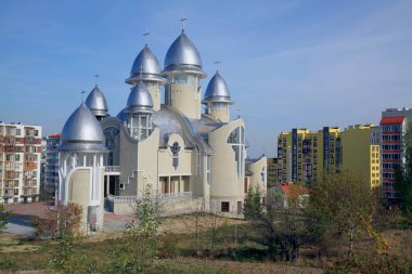 Ukrayna Karpatlarının eteklerinde yer alan Lviv bölgesinde bulunan en kalabalık yerleşim yeri olan Truskavets 'in Stus Caddesi boyunca bulunan Kutsal Peygamber Elijah' ın alışılmadık kilisesi.