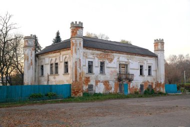 Eski sulh hakiminin (Pomoryansk Belediye Binası) Neo-Gotik binası, Ukrayna 'nın Lviv bölgesi Pomoryany köyü, kilise ve şato yakınlarında 19. yüzyılın ikinci yarısında inşa edilmiştir. Şimdi binanın sahibi oğlu Bogdan.