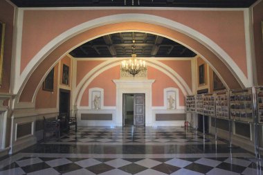 Zbarazh şatosu, Ukrayna 'nın Ternopil bölgesindeki Zbarazh şehrinde 1626-1631 yılları arasında Flaman mimar Van Peen, Yuri ve Christopher Zbarazhsky kardeşler tarafından tasarlandı. Şu anda, kale restore edildi..