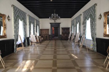 Zbarazh şatosu, Ukrayna 'nın Ternopil bölgesindeki Zbarazh şehrinde 1626-1631 yılları arasında Flaman mimar Van Peen, Yuri ve Christopher Zbarazhsky kardeşler tarafından tasarlandı. Şu anda, kale restore edildi..