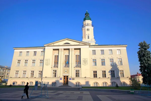 ドロホビッチ市役所は ウクライナのリヴィウ州ドロホビッチ市議会を収容する行政施設である 1422年 ドロホビッチはマグデブルク権を与えられ 市議会の建物が必要となり 市庁舎が建設された — ストック写真