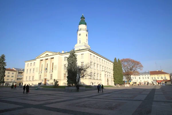 ドロホビッチ市役所は ウクライナのリヴィウ州ドロホビッチ市議会を収容する行政施設である 1422年 ドロホビッチはマグデブルク権を与えられ 市議会の建物が必要となり 市庁舎が建設された — ストック写真