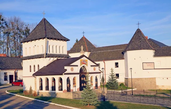 希腊天主教假定拉夫拉是一座学生修道院 是乌克兰利沃夫地区一个古老的基督教神龛 是一个独特的历史地标 有一个有趣的建筑组合 — 图库照片